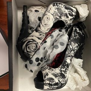 Size 5 woman’s shoes